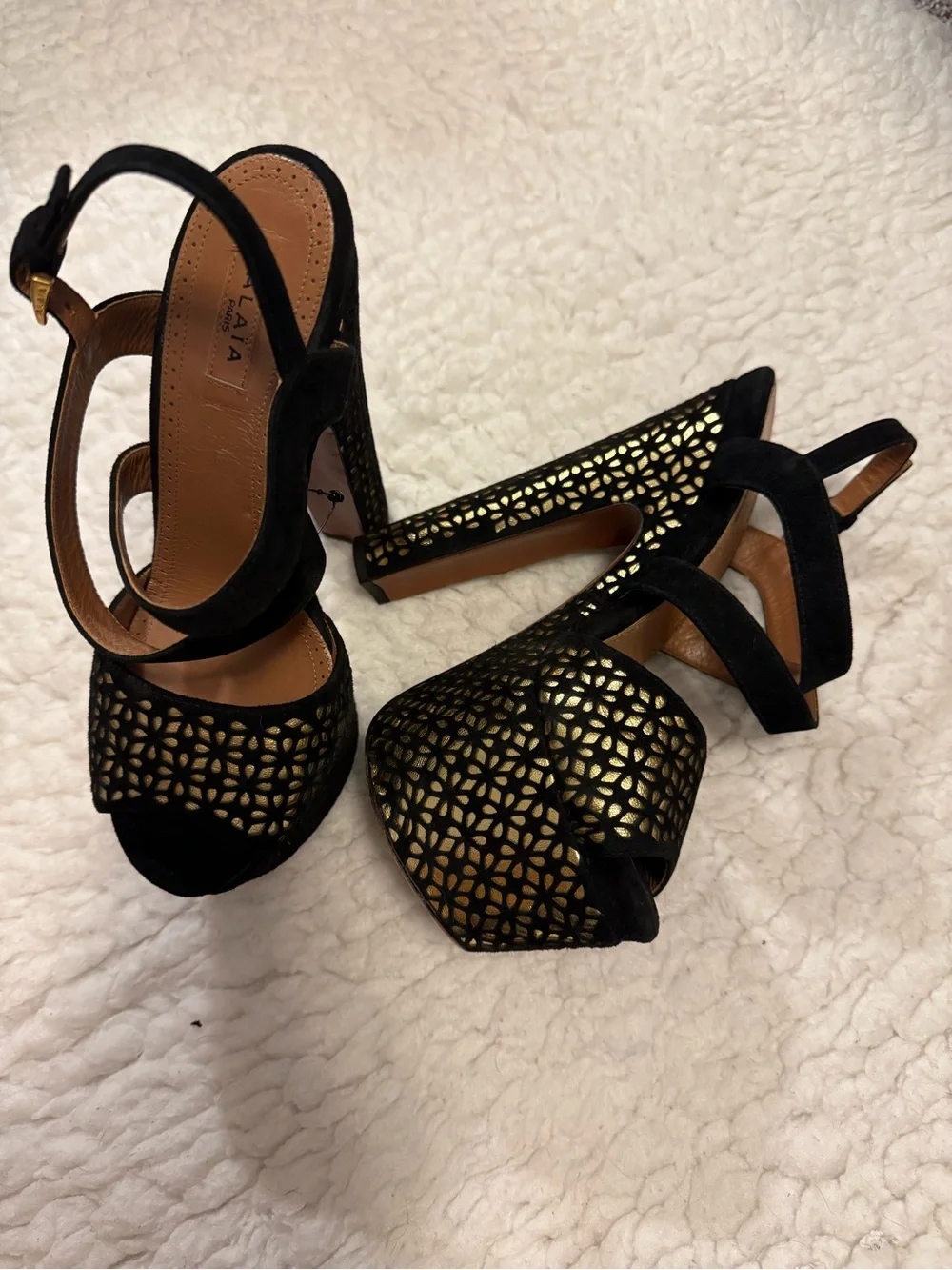 Alaia striking black